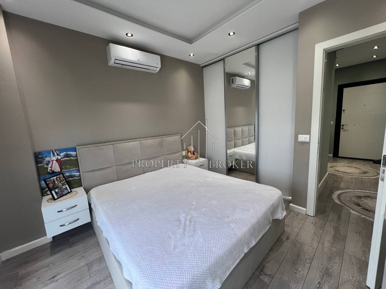 Jepet me qera apartament 2+1tek Ish fusha Aviacionit!
