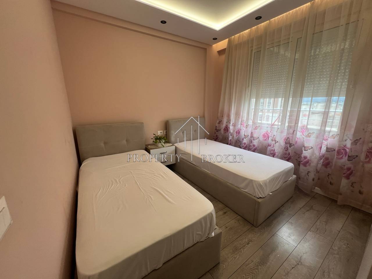 Jepet me qera apartament 2+1tek Ish fusha Aviacionit!