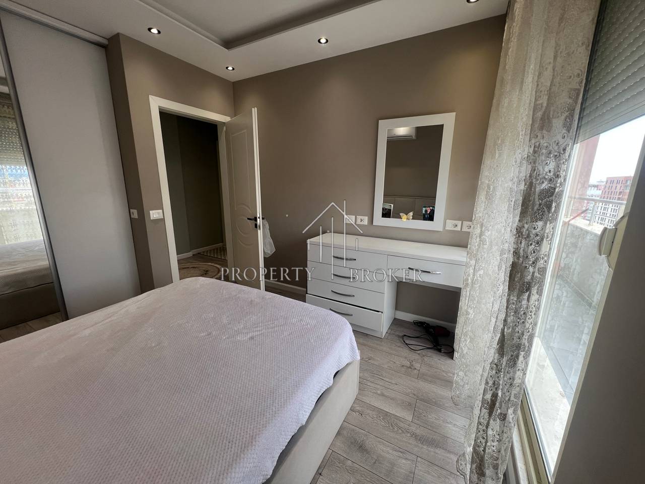 Jepet me qera apartament 2+1tek Ish fusha Aviacionit!