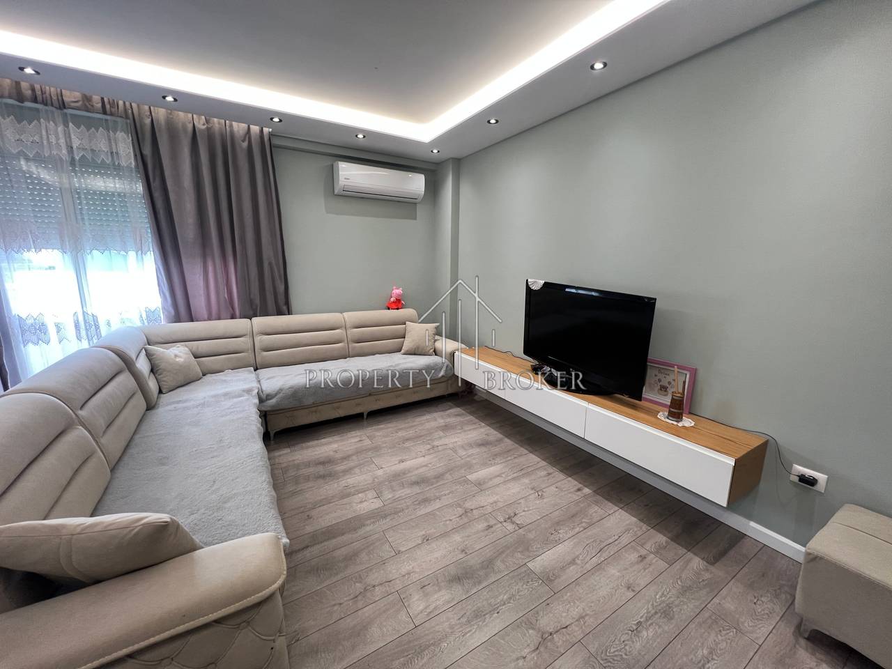Jepet me qera apartament 2+1tek Ish fusha Aviacionit!