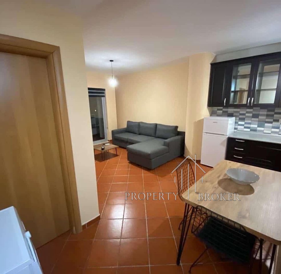 Jepet me qera apartament 1+1+post parkimi tek pallati me Shigjeta!