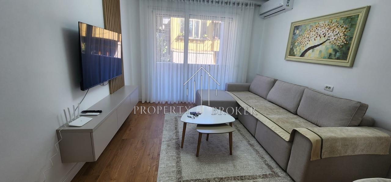 2+1+2 apartment for rent on Dibra Street!