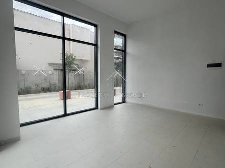 Business premises for sale near the Red School, New Bazaar!