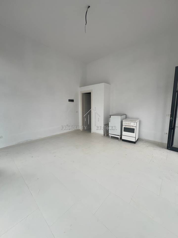Business premises for sale near the Red School, New Bazaar!