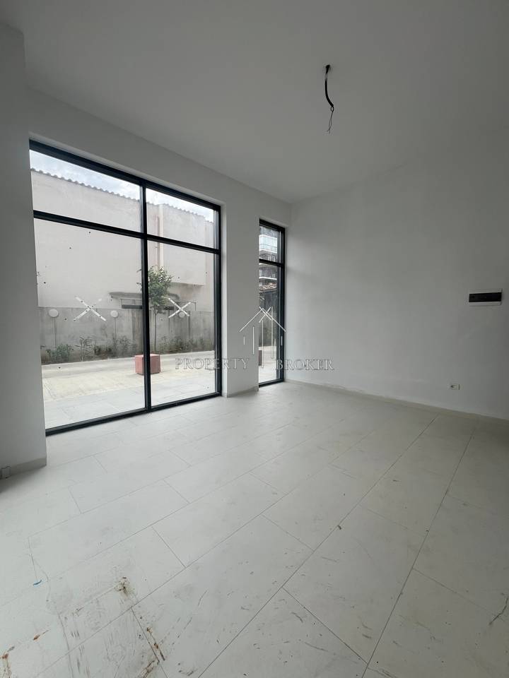 Business premises for sale near the Red School, New Bazaar!