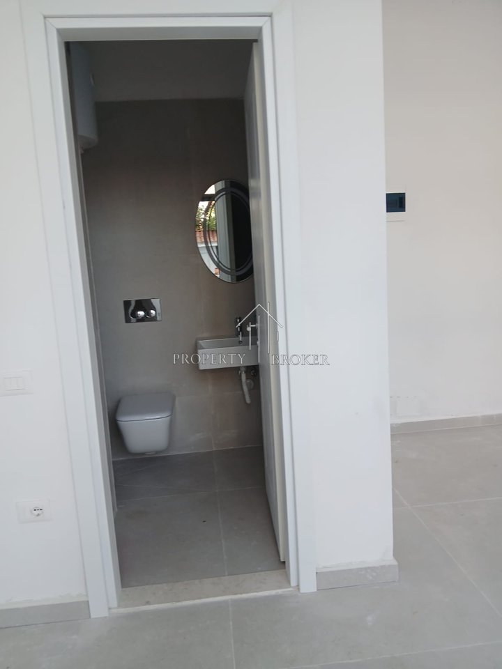 Affitto ambiente commerciale in Via Jordan Misja!