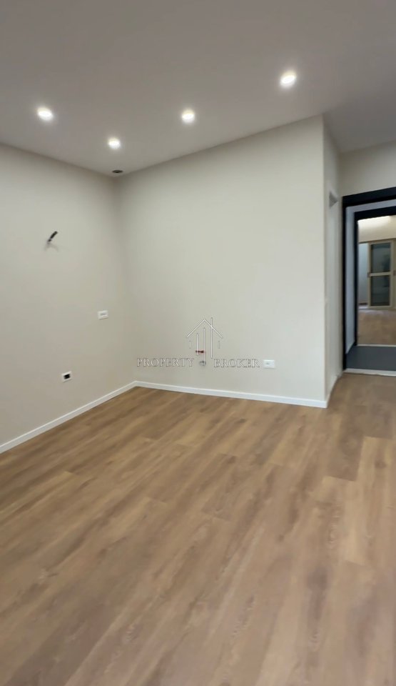 Shitet apartamenti 1+1 tek Komuna e Parisit!,Rruga Tish Dahija