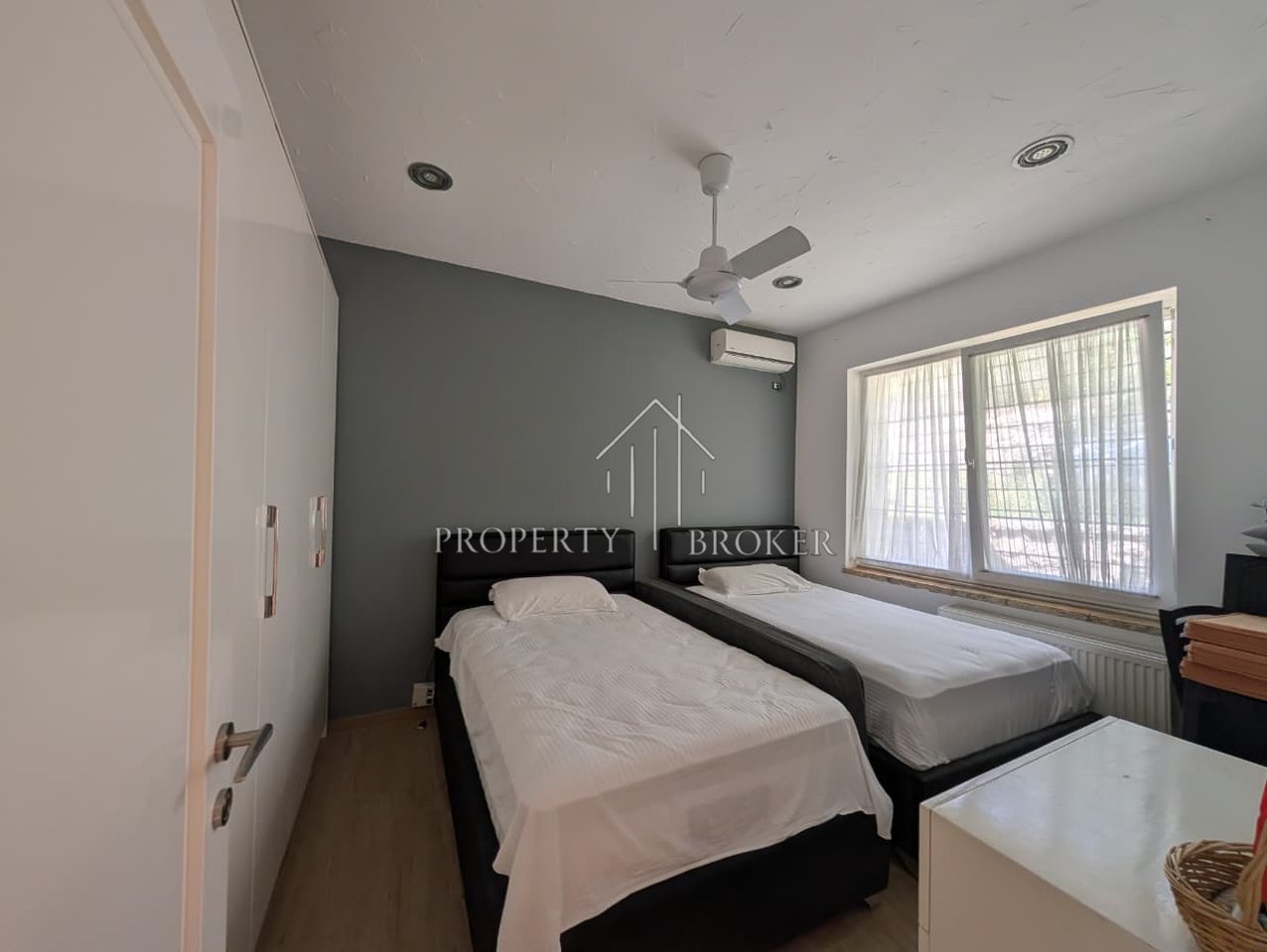 Shitet Hotel &amp; Vile ne Dhermi!
