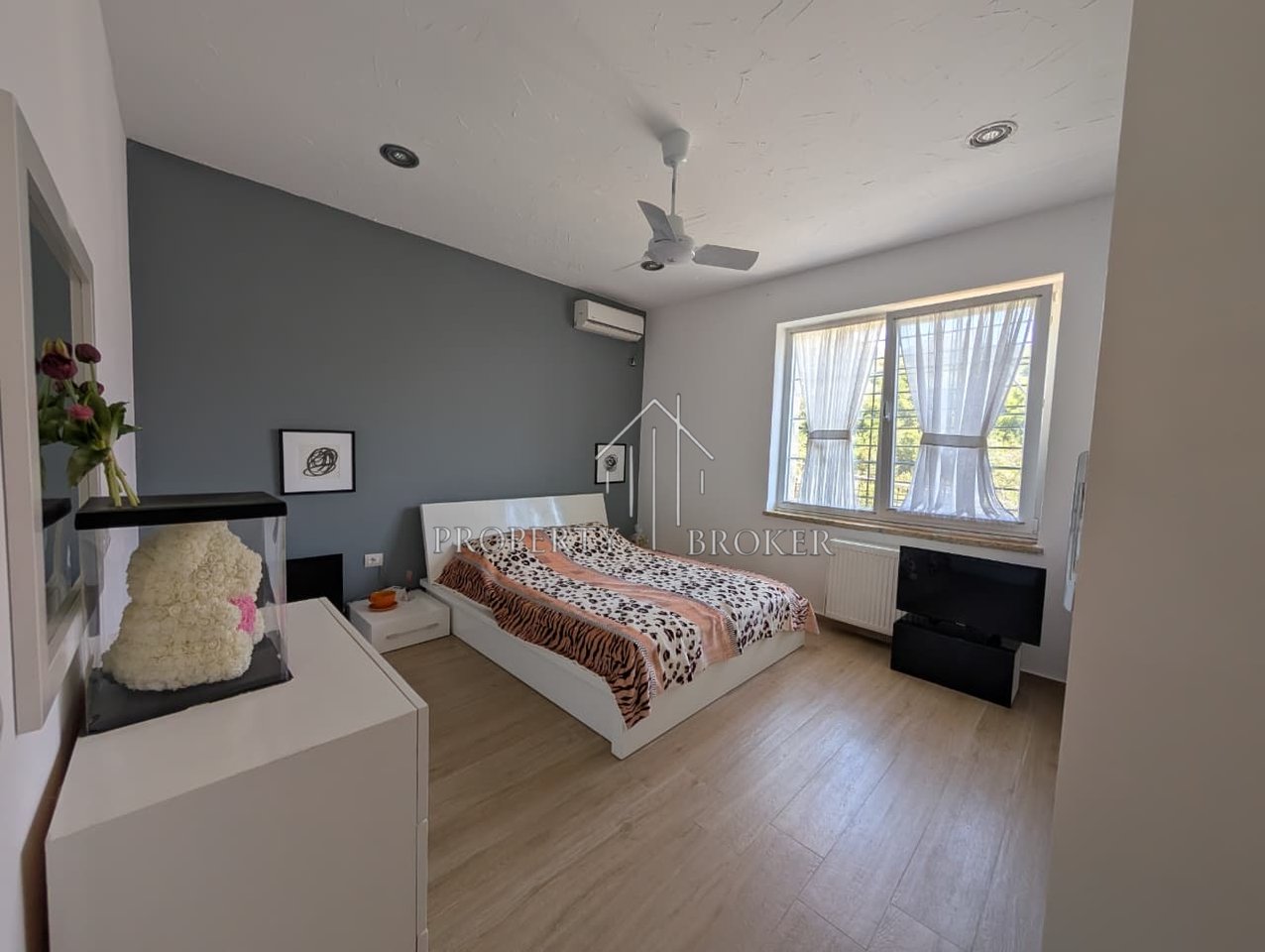 Shitet Hotel &amp; Vile ne Dhermi!