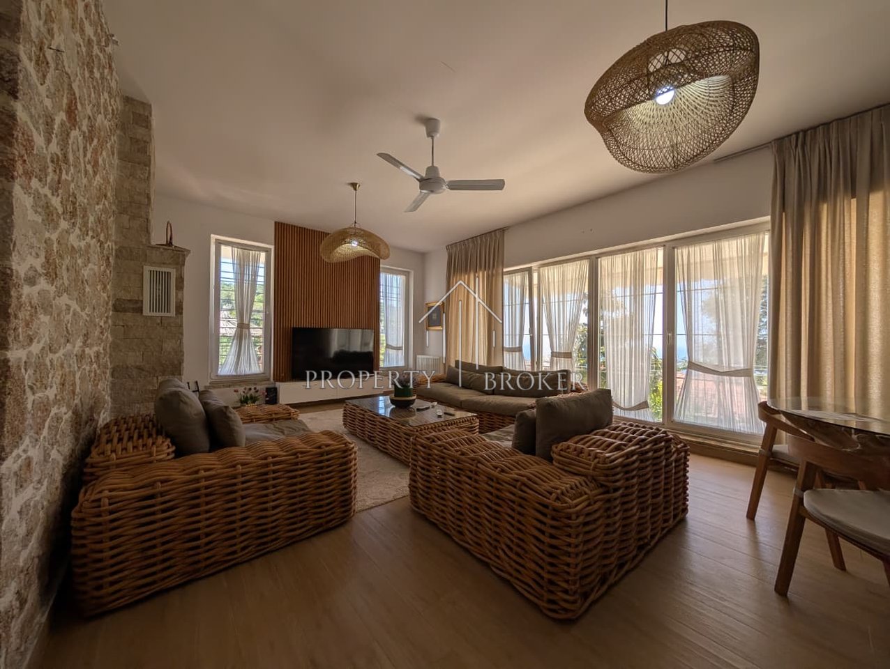 Shitet Hotel &amp; Vile ne Dhermi!