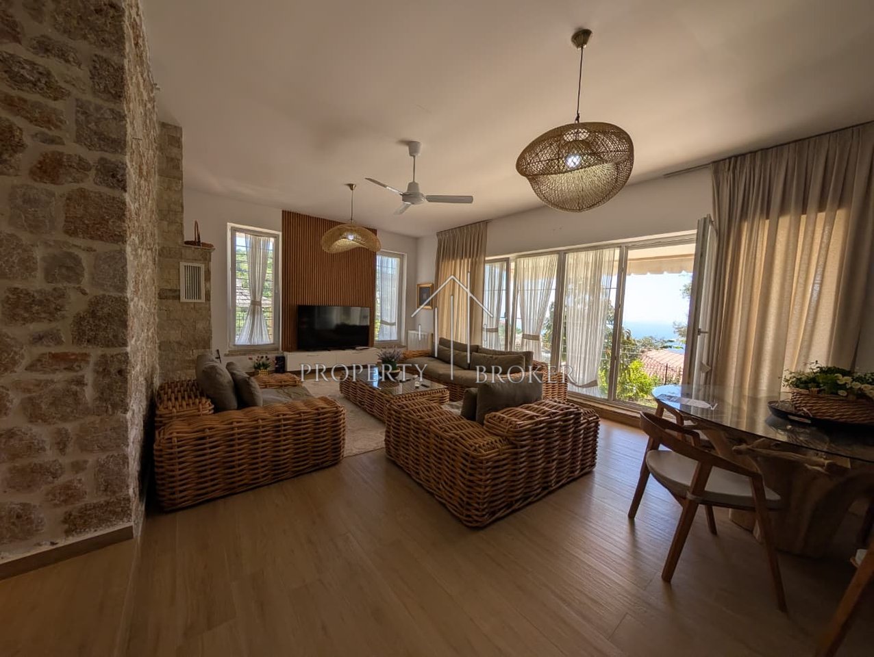 Shitet Hotel &amp; Vile ne Dhermi!