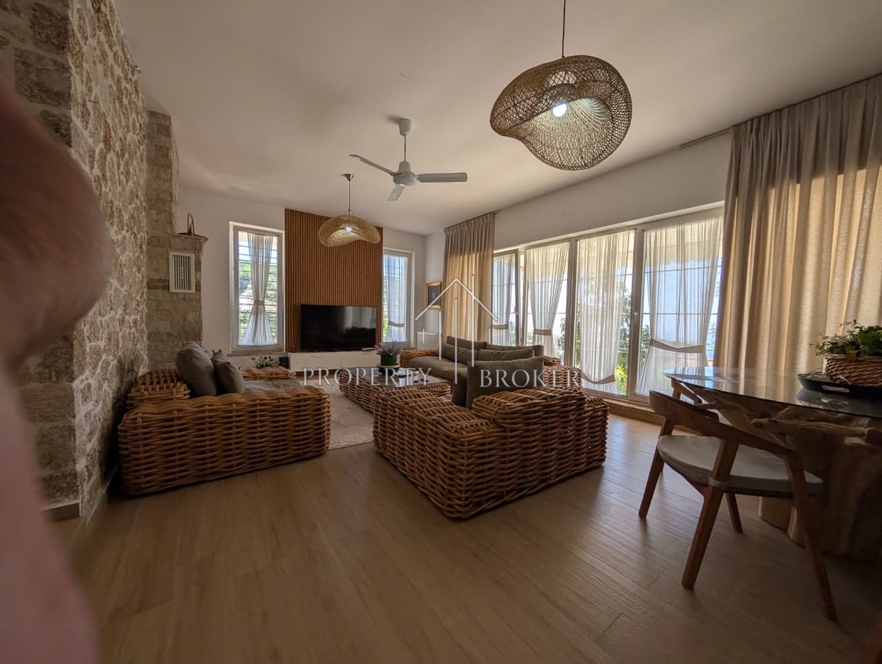 Shitet Hotel &amp; Vile ne Dhermi!