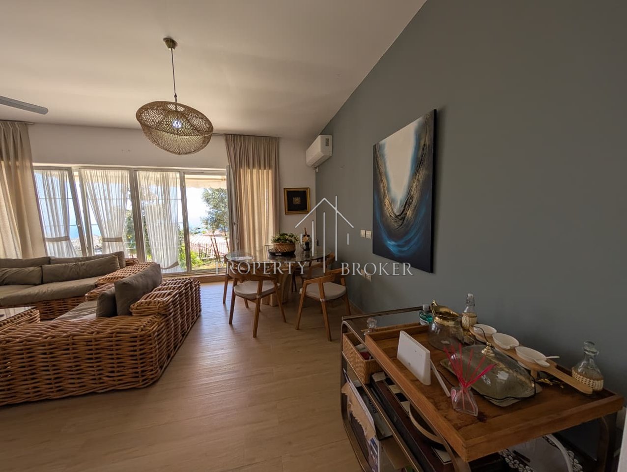 Shitet Hotel &amp; Vile ne Dhermi!