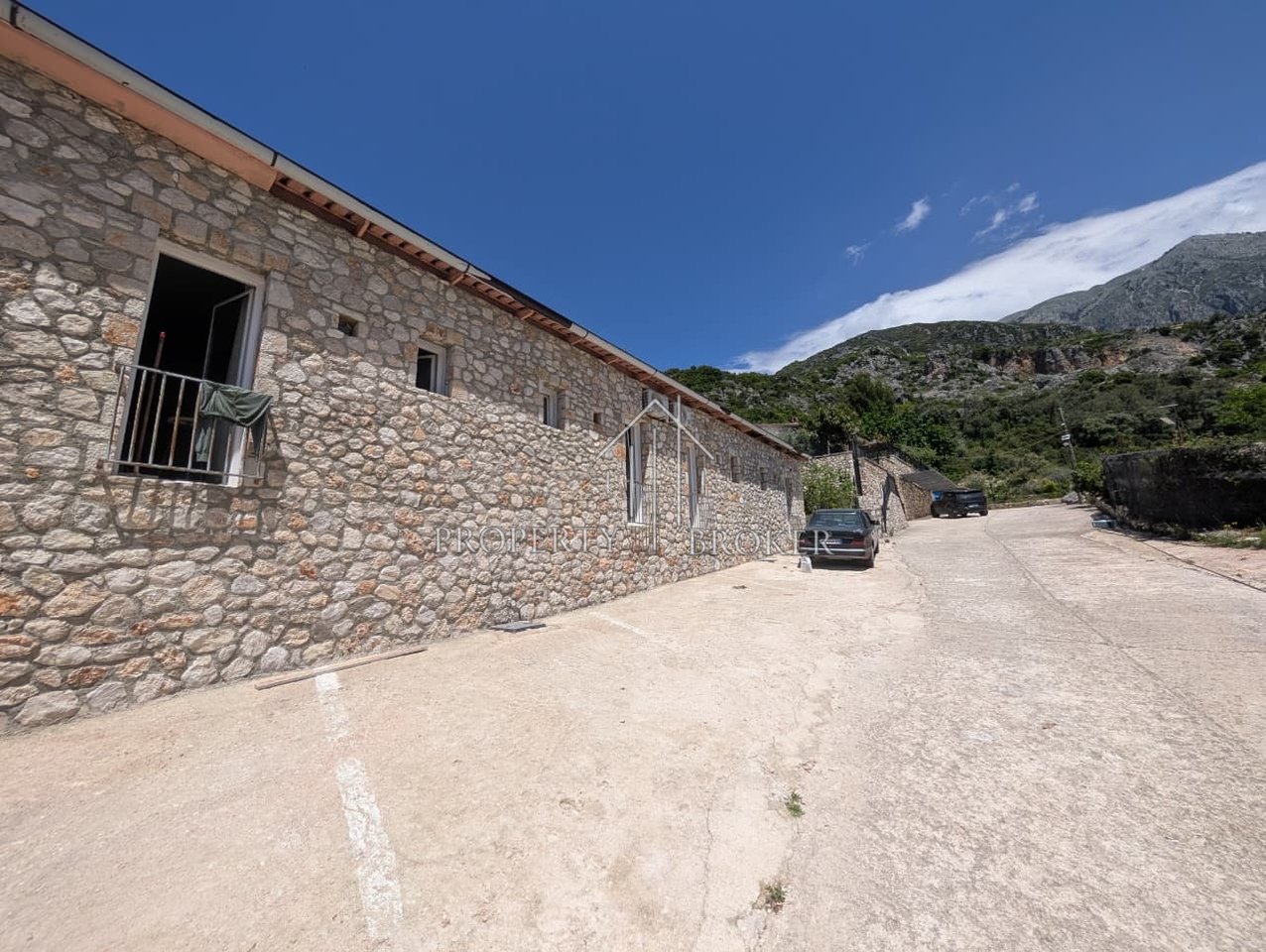 Shitet Hotel &amp; Vile ne Dhermi!