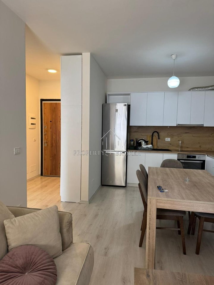 Jepet me qera apartament 2+1+ verand tek Hipoteka
