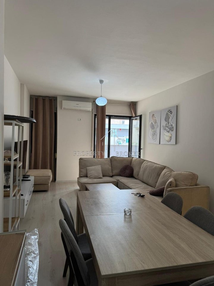 Jepet me qera apartament 2+1+ verand tek Hipoteka