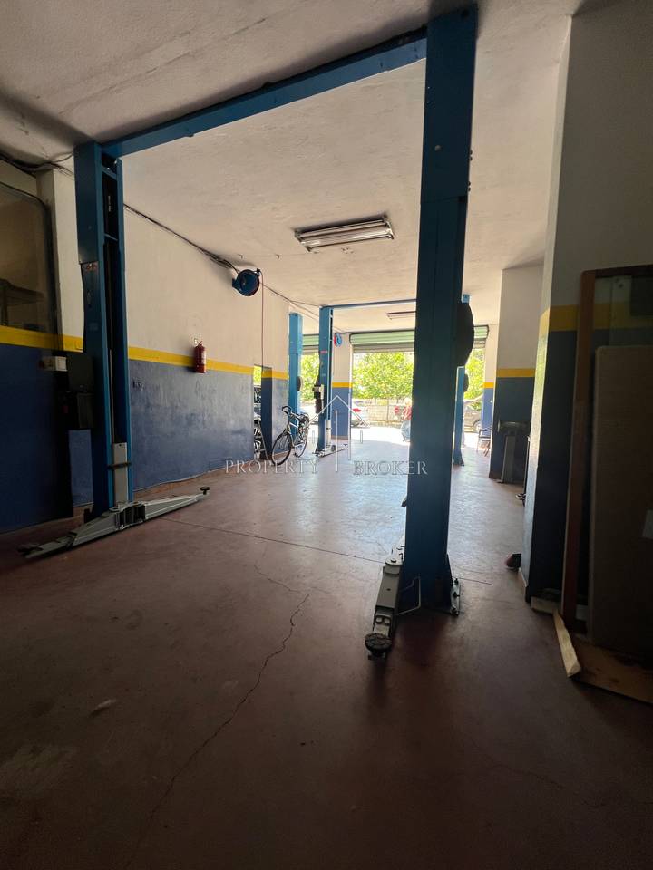 Jepet me qera  ambjent biznesi  tek Rruga Hysni Gerbollli, Zogu I Zi!