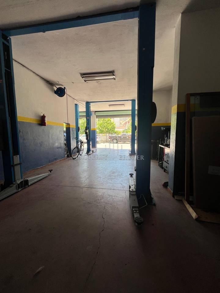 Jepet me qera  ambjent biznesi  tek Rruga Hysni Gerbollli, Zogu I Zi!