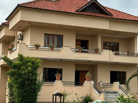 🏡 3-storey Villa for rent 7+1+3 Allias .Spiro Çipi Street