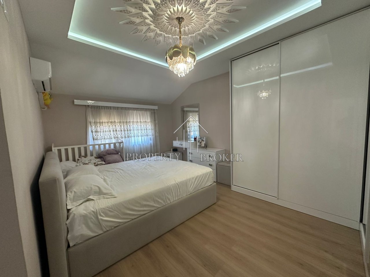 🏡 Jepet me qira apartament 2+1 Rruga Marie Logeci,Xhamllik!