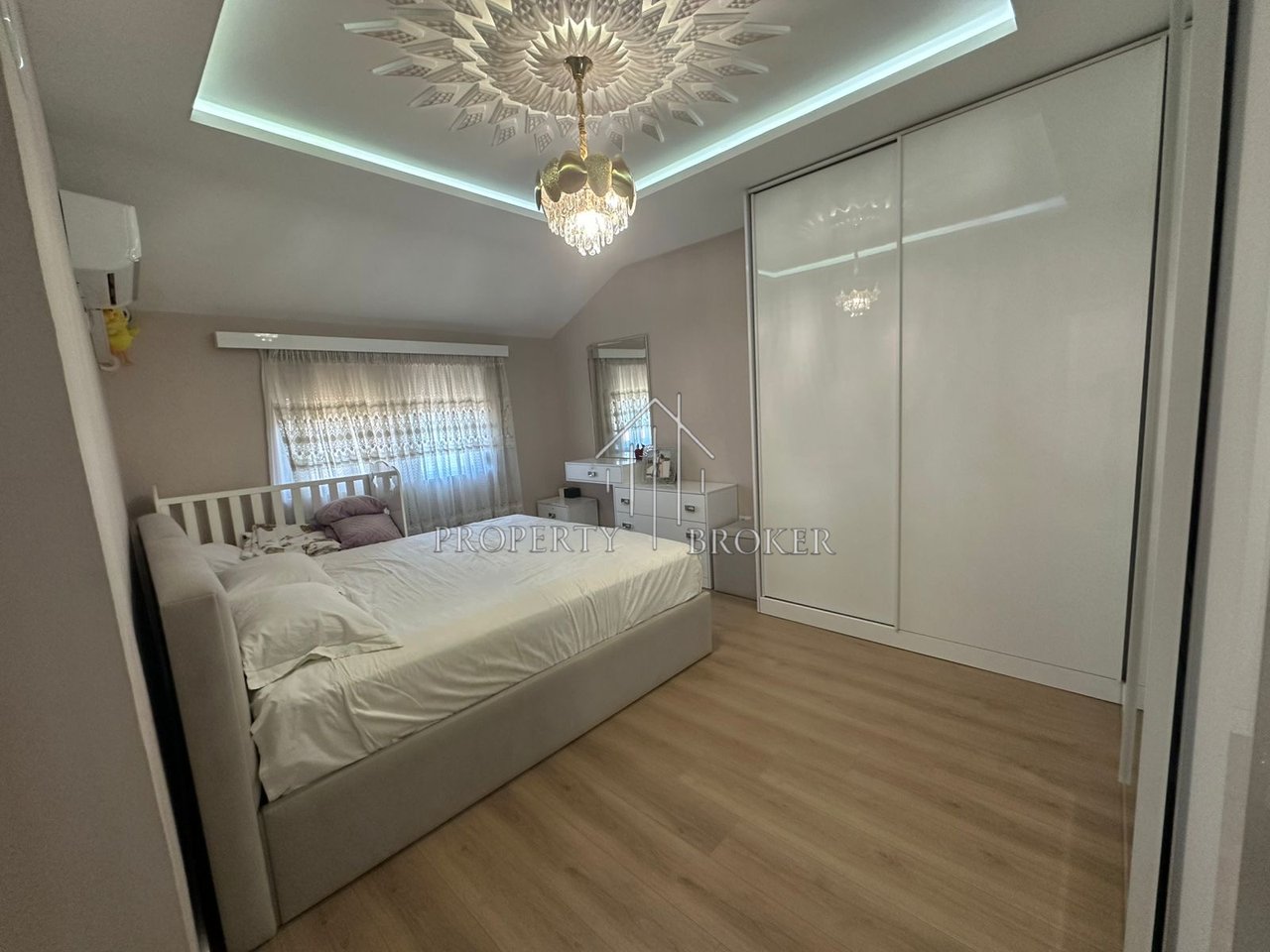 🏡 Jepet me qira apartament 2+1 Rruga Marie Logeci,Xhamllik!