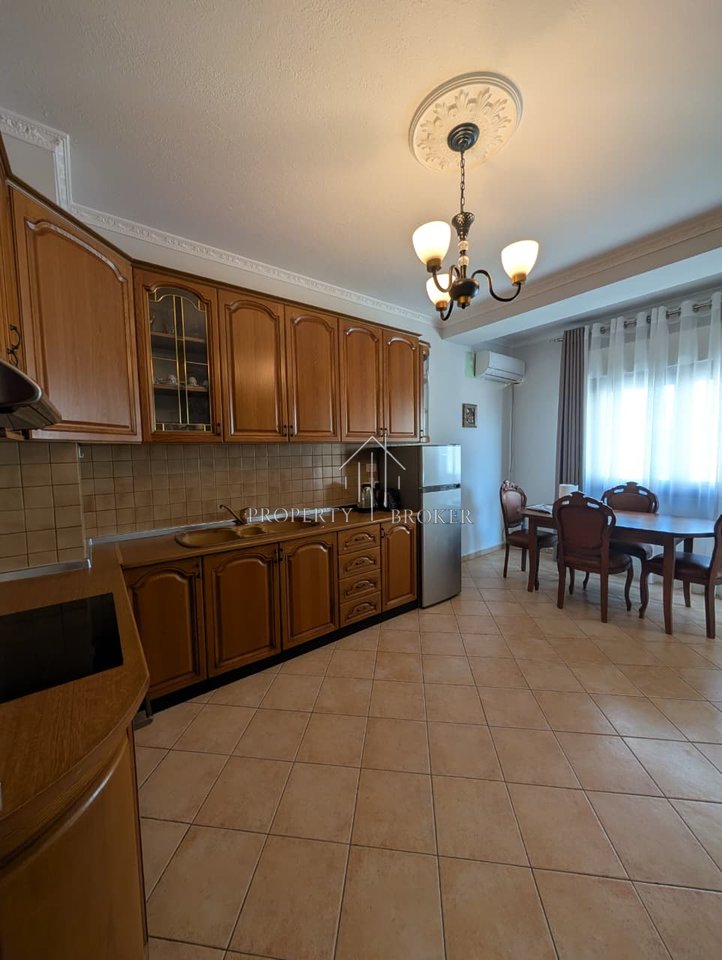 Appartamento 2+1+2 in affitto a Komuna Parisit, 70.000 Leke/mese