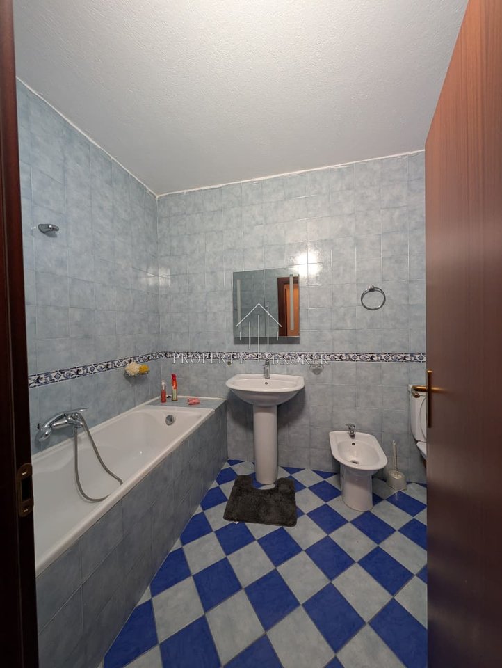 Appartamento 2+1+2 in affitto a Komuna Parisit, 70.000 Leke/mese