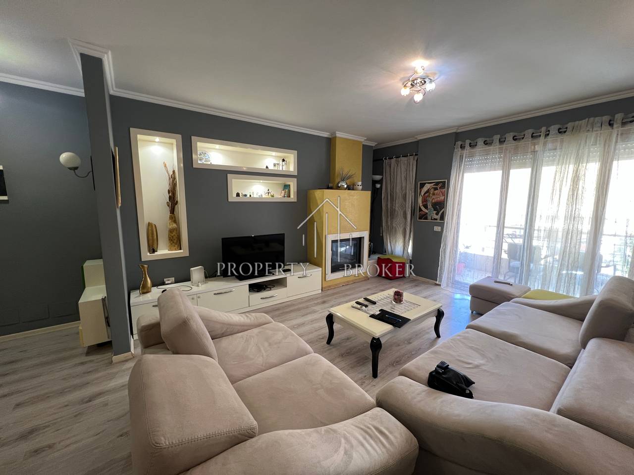 🏡 Appartamento 2+1+2 in vendita al Kompleksi Ferrarri, Via Peti!