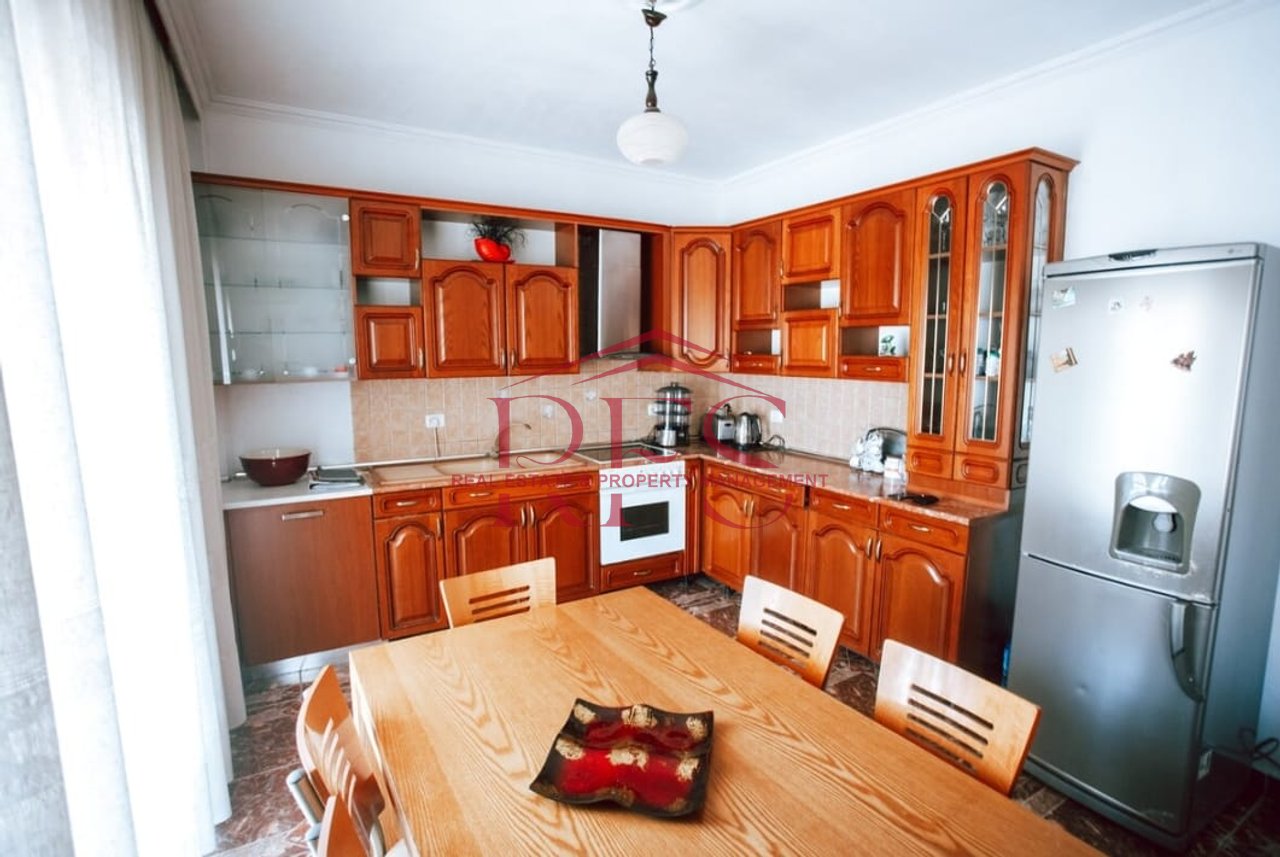 📍 Jepet me Qira Apartament 3+1 – 5 Maji, përballë Concordit