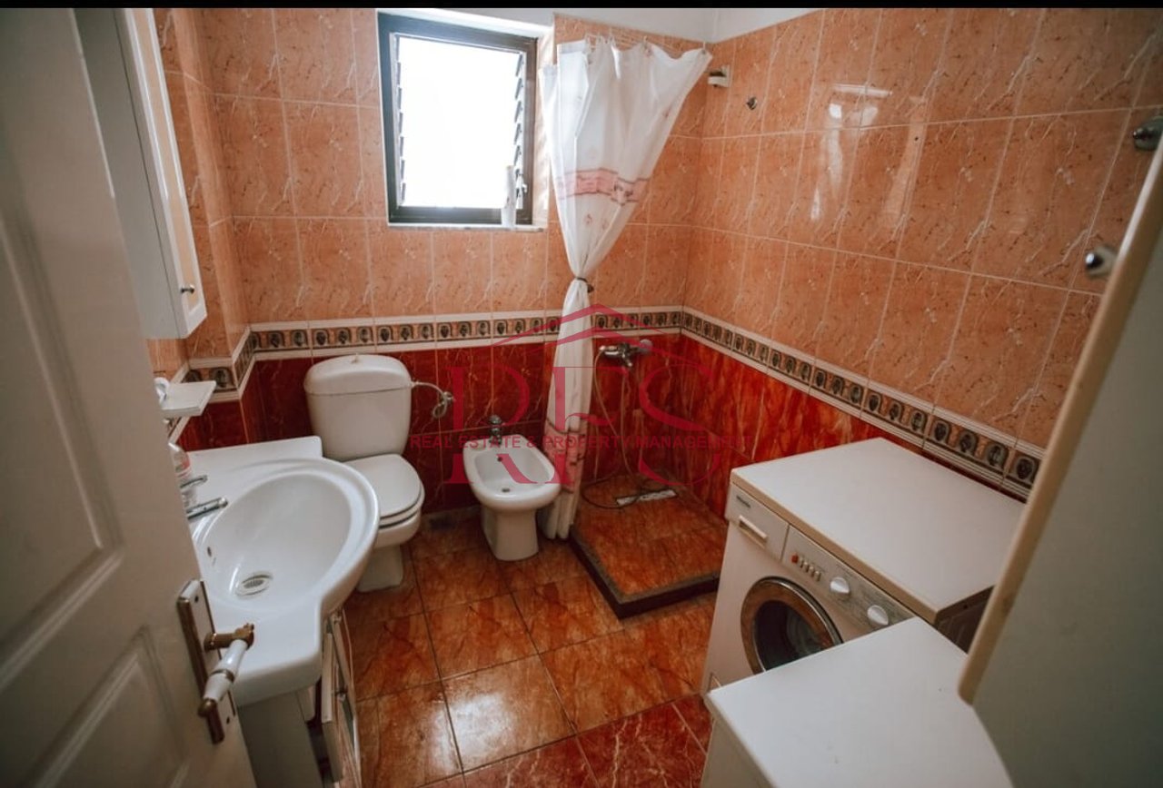 📍 Jepet me Qira Apartament 3+1 – 5 Maji, përballë Concordit