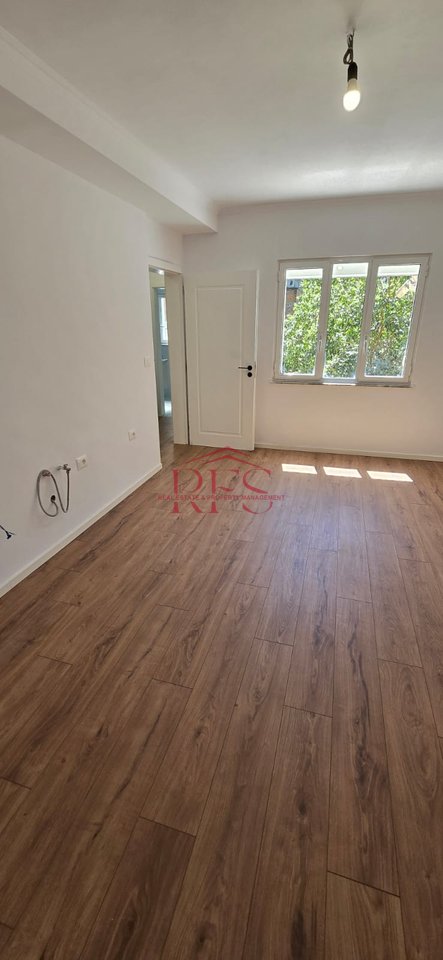 Shiten 2 Apartamente 1+1 te Mozaiku i Tiranës:  
📍 Vendndodhje shumë e mirë,