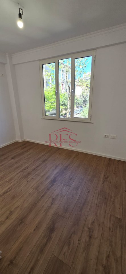 Shiten 2 Apartamente 1+1 te Mozaiku i Tiranës:  
📍 Vendndodhje shumë e mirë,