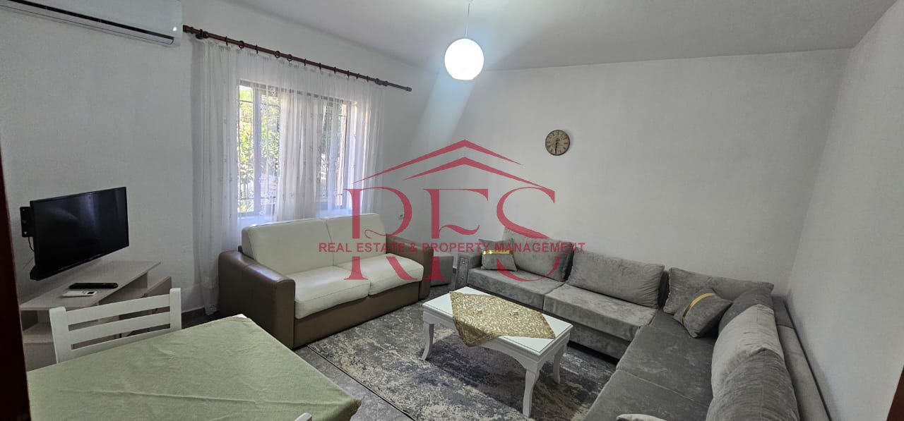 🏡 Jap me qira apartament 1+1 – Kati i parë i vile

📍 Ish Parku i Autobusëve, Rr. Babë Rexha  
✅ Mobilim i plotë  
✅ Oborr i dedikuar  
✅ Vend parkimi  
✅ Sistem kondicionimi  
🚫 Pa kafshë shtëpie  
👨‍👩‍👧‍👦 Vetëm për familjarë  
📅 Qiraja afatgjatë  
💶 500/muaj  
🔒 1 qira + 1 garanci
