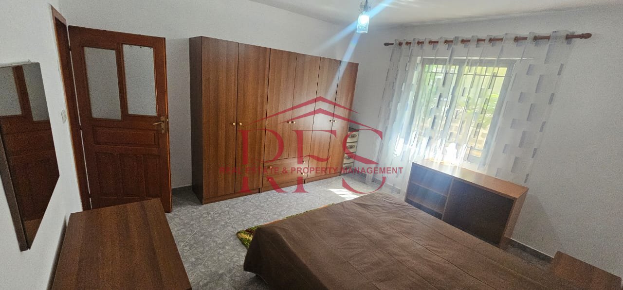 🏡 Jap me qira apartament 1+1 – Kati i parë i vile

📍 Ish Parku i Autobusëve, Rr. Babë Rexha  
✅ Mobilim i plotë  
✅ Oborr i dedikuar  
✅ Vend parkimi  
✅ Sistem kondicionimi  
🚫 Pa kafshë shtëpie  
👨‍👩‍👧‍👦 Vetëm për familjarë  
📅 Qiraja afatgjatë  
💶 500/muaj  
🔒 1 qira + 1 garanci