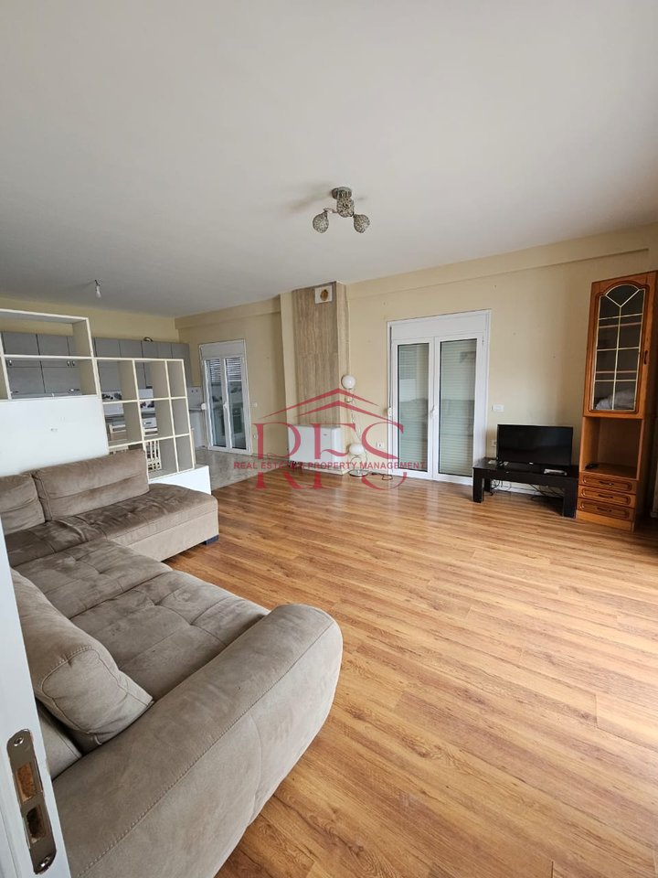 🏡 Casa 3+1 in Via Oso Kuka - Vicino alle Ville Americane
📍 Posizione: Vicino alla Scuola Viktor Hygo

💰 Prezzo: 55.000 lek

Dettagli della Casa:

📏 Superficie: 160 m²

🏠 Piano: 3° di una villa

🚪 Ingresso: Completamente attrezzato e sicuro

🛋️ Ampio Soggiorno: Luminoso e spazioso, ideale per incontri sociali e relax

🚿 3 Bagni: Completamente attrezzati e moderni

🌳 Pavimentazione: Rivestita con parquet di qualità per un ambiente caldo e confortevole

Posizione e Vantaggi:

🏫 Vicino alla Scuola Viktor Hygo - Adatto a chi ha figli in età scolastica!

🌍 Vicino alle Ville Americane - Zona tranquilla e sicura per famiglie