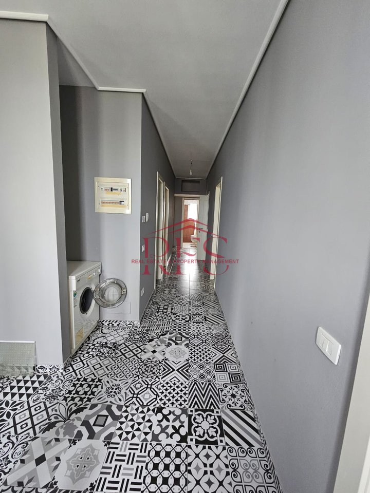 🏡 Casa 3+1 in Via Oso Kuka - Vicino alle Ville Americane
📍 Posizione: Vicino alla Scuola Viktor Hygo

💰 Prezzo: 55.000 lek

Dettagli della Casa:

📏 Superficie: 160 m²

🏠 Piano: 3° di una villa

🚪 Ingresso: Completamente attrezzato e sicuro

🛋️ Ampio Soggiorno: Luminoso e spazioso, ideale per incontri sociali e relax

🚿 3 Bagni: Completamente attrezzati e moderni

🌳 Pavimentazione: Rivestita con parquet di qualità per un ambiente caldo e confortevole

Posizione e Vantaggi:

🏫 Vicino alla Scuola Viktor Hygo - Adatto a chi ha figli in età scolastica!

🌍 Vicino alle Ville Americane - Zona tranquilla e sicura per famiglie