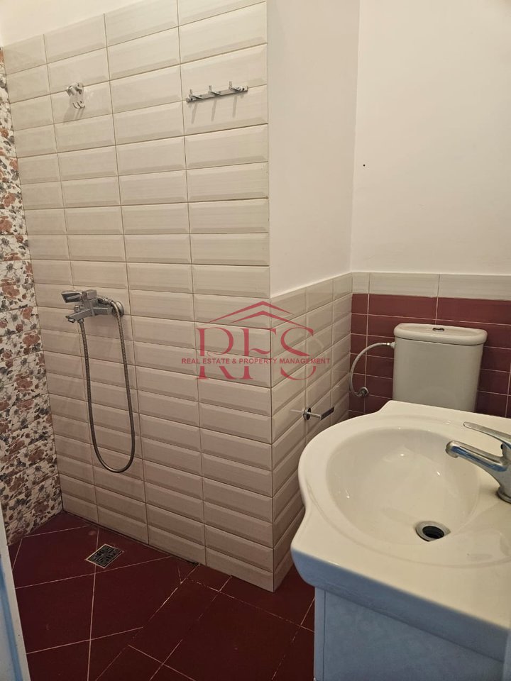 🏡 Casa 3+1 in Via Oso Kuka - Vicino alle Ville Americane
📍 Posizione: Vicino alla Scuola Viktor Hygo

💰 Prezzo: 55.000 lek

Dettagli della Casa:

📏 Superficie: 160 m²

🏠 Piano: 3° di una villa

🚪 Ingresso: Completamente attrezzato e sicuro

🛋️ Ampio Soggiorno: Luminoso e spazioso, ideale per incontri sociali e relax

🚿 3 Bagni: Completamente attrezzati e moderni

🌳 Pavimentazione: Rivestita con parquet di qualità per un ambiente caldo e confortevole

Posizione e Vantaggi:

🏫 Vicino alla Scuola Viktor Hygo - Adatto a chi ha figli in età scolastica!

🌍 Vicino alle Ville Americane - Zona tranquilla e sicura per famiglie