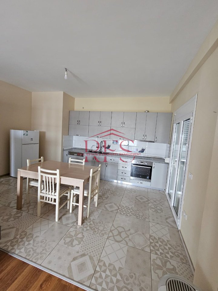 🏡 Casa 3+1 in Via Oso Kuka - Vicino alle Ville Americane
📍 Posizione: Vicino alla Scuola Viktor Hygo

💰 Prezzo: 55.000 lek

Dettagli della Casa:

📏 Superficie: 160 m²

🏠 Piano: 3° di una villa

🚪 Ingresso: Completamente attrezzato e sicuro

🛋️ Ampio Soggiorno: Luminoso e spazioso, ideale per incontri sociali e relax

🚿 3 Bagni: Completamente attrezzati e moderni

🌳 Pavimentazione: Rivestita con parquet di qualità per un ambiente caldo e confortevole

Posizione e Vantaggi:

🏫 Vicino alla Scuola Viktor Hygo - Adatto a chi ha figli in età scolastica!

🌍 Vicino alle Ville Americane - Zona tranquilla e sicura per famiglie