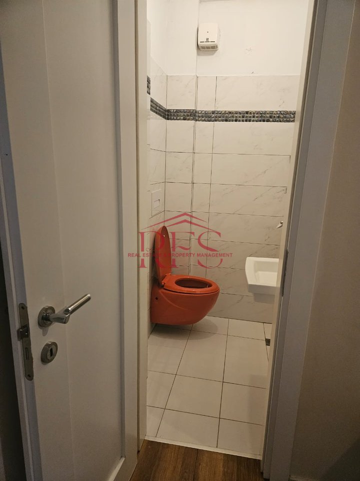 🏡 Casa 3+1 in Via Oso Kuka - Vicino alle Ville Americane
📍 Posizione: Vicino alla Scuola Viktor Hygo

💰 Prezzo: 55.000 lek

Dettagli della Casa:

📏 Superficie: 160 m²

🏠 Piano: 3° di una villa

🚪 Ingresso: Completamente attrezzato e sicuro

🛋️ Ampio Soggiorno: Luminoso e spazioso, ideale per incontri sociali e relax

🚿 3 Bagni: Completamente attrezzati e moderni

🌳 Pavimentazione: Rivestita con parquet di qualità per un ambiente caldo e confortevole

Posizione e Vantaggi:

🏫 Vicino alla Scuola Viktor Hygo - Adatto a chi ha figli in età scolastica!

🌍 Vicino alle Ville Americane - Zona tranquilla e sicura per famiglie
