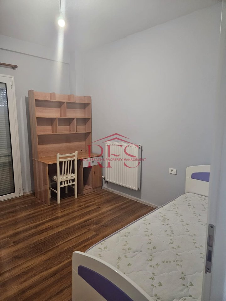 🏡 Casa 3+1 in Via Oso Kuka - Vicino alle Ville Americane
📍 Posizione: Vicino alla Scuola Viktor Hygo

💰 Prezzo: 55.000 lek

Dettagli della Casa:

📏 Superficie: 160 m²

🏠 Piano: 3° di una villa

🚪 Ingresso: Completamente attrezzato e sicuro

🛋️ Ampio Soggiorno: Luminoso e spazioso, ideale per incontri sociali e relax

🚿 3 Bagni: Completamente attrezzati e moderni

🌳 Pavimentazione: Rivestita con parquet di qualità per un ambiente caldo e confortevole

Posizione e Vantaggi:

🏫 Vicino alla Scuola Viktor Hygo - Adatto a chi ha figli in età scolastica!

🌍 Vicino alle Ville Americane - Zona tranquilla e sicura per famiglie