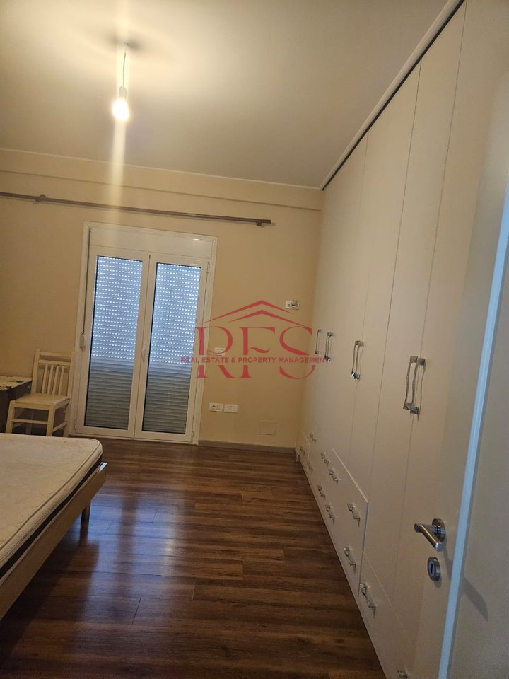 🏡 Casa 3+1 in Via Oso Kuka - Vicino alle Ville Americane
📍 Posizione: Vicino alla Scuola Viktor Hygo

💰 Prezzo: 55.000 lek

Dettagli della Casa:

📏 Superficie: 160 m²

🏠 Piano: 3° di una villa

🚪 Ingresso: Completamente attrezzato e sicuro

🛋️ Ampio Soggiorno: Luminoso e spazioso, ideale per incontri sociali e relax

🚿 3 Bagni: Completamente attrezzati e moderni

🌳 Pavimentazione: Rivestita con parquet di qualità per un ambiente caldo e confortevole

Posizione e Vantaggi:

🏫 Vicino alla Scuola Viktor Hygo - Adatto a chi ha figli in età scolastica!

🌍 Vicino alle Ville Americane - Zona tranquilla e sicura per famiglie