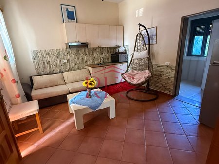 🏠 Appartamento al 1° piano | 2+1  
📍 Vicino a “Te Syri TV” – 100 metri giù per la via “Veli Dedi”  
🚽 1 Bagno  
🔒 Casa privata  

🎯 Solo per studenti – non per famiglie  
💶 Prezzo: 450 euro