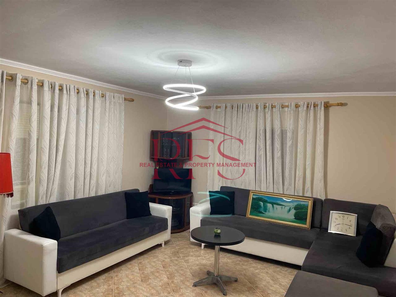 🏠 Jepet shtëpi me qira te Selvia, pranë kompleksit Halili
🛏️ 1+1 | 🆕 Çdo gjë e re | 🪑 E mobiluar
🏢 Kati i 6 (pa ashensor)
💶 480,000 lekë/muaj

📍 Vendndodhje shumë e mirë, e qetë dhe afër çdo shërbimi!
✅ Ideale për çifte ose individë që kërkojnë rehati dhe komoditet