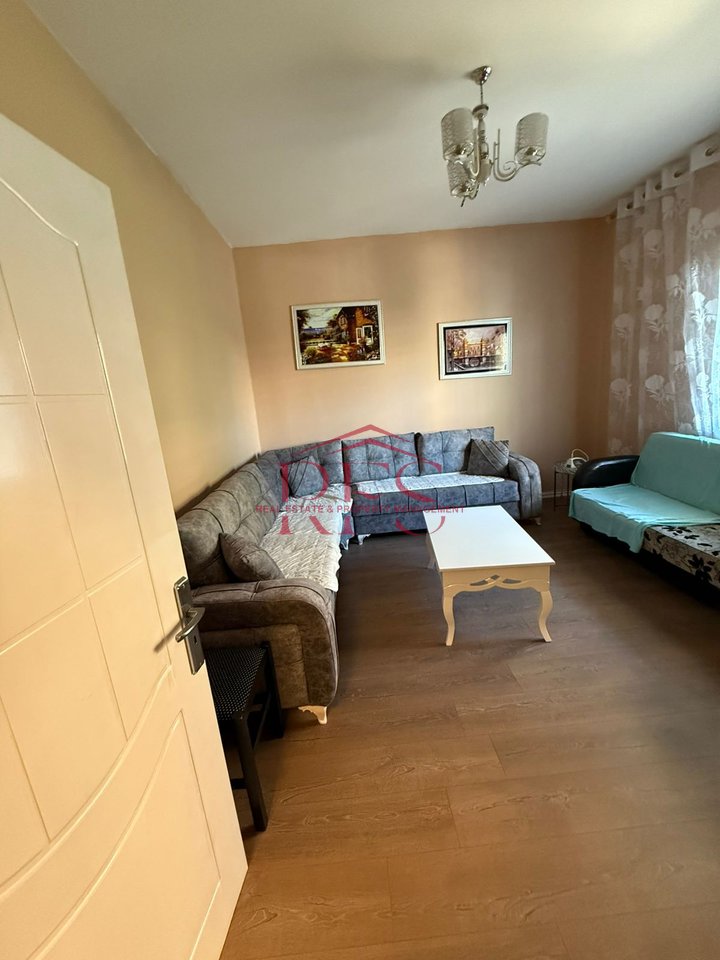 🏡 Apartament 1+1 në shtëpi private
🆕 Sapo i arreduar
🚗 Mundësi parkimi brenda çmimit
🔒 Ambient i qetë dhe privat
💰 Çmimi: 450€ (i padiskutueshëm)

📍 Mundësi ideale për çift ose individ që kërkon qetësi dhe rehati!