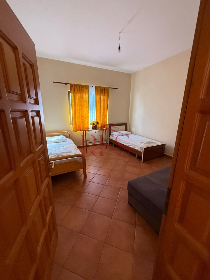 🏠 Appartamento al 1° piano | 2+1  
📍 Vicino a “Te Syri TV” – 100 metri giù per la via “Veli Dedi”  
🚽 1 Bagno  
🔒 Casa privata  

🎯 Solo per studenti – non per famiglie  
💶 Prezzo: 450 euro