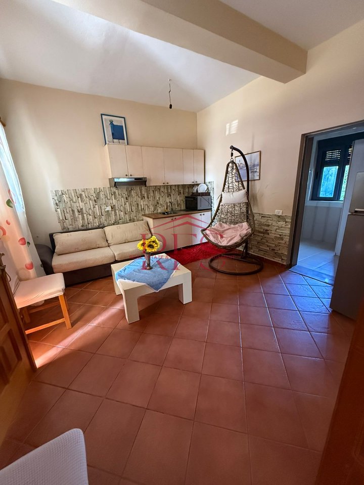 🏠 Appartamento al 1° piano | 2+1  
📍 Vicino a “Te Syri TV” – 100 metri giù per la via “Veli Dedi”  
🚽 1 Bagno  
🔒 Casa privata  

🎯 Solo per studenti – non per famiglie  
💶 Prezzo: 450 euro