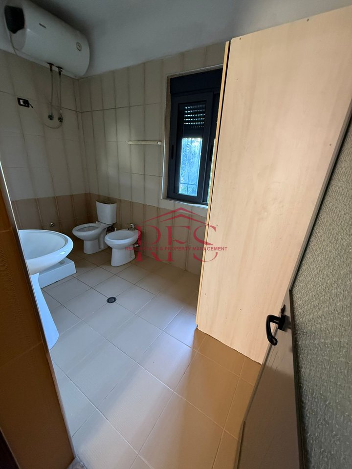 🏠 Appartamento al 1° piano | 2+1  
📍 Vicino a “Te Syri TV” – 100 metri giù per la via “Veli Dedi”  
🚽 1 Bagno  
🔒 Casa privata  

🎯 Solo per studenti – non per famiglie  
💶 Prezzo: 450 euro