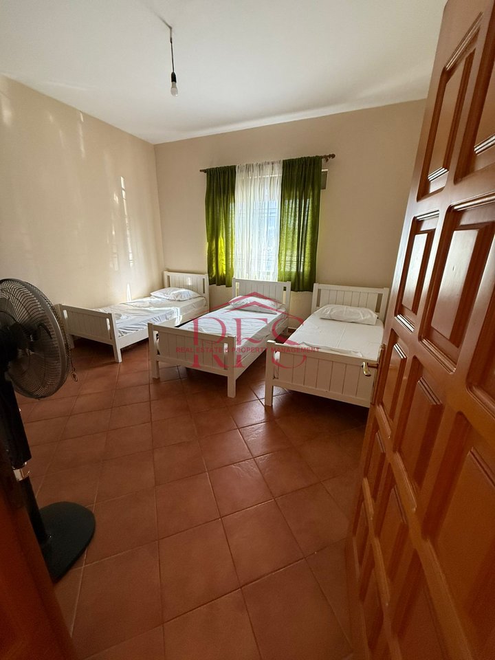 🏠 Appartamento al 1° piano | 2+1  
📍 Vicino a “Te Syri TV” – 100 metri giù per la via “Veli Dedi”  
🚽 1 Bagno  
🔒 Casa privata  

🎯 Solo per studenti – non per famiglie  
💶 Prezzo: 450 euro