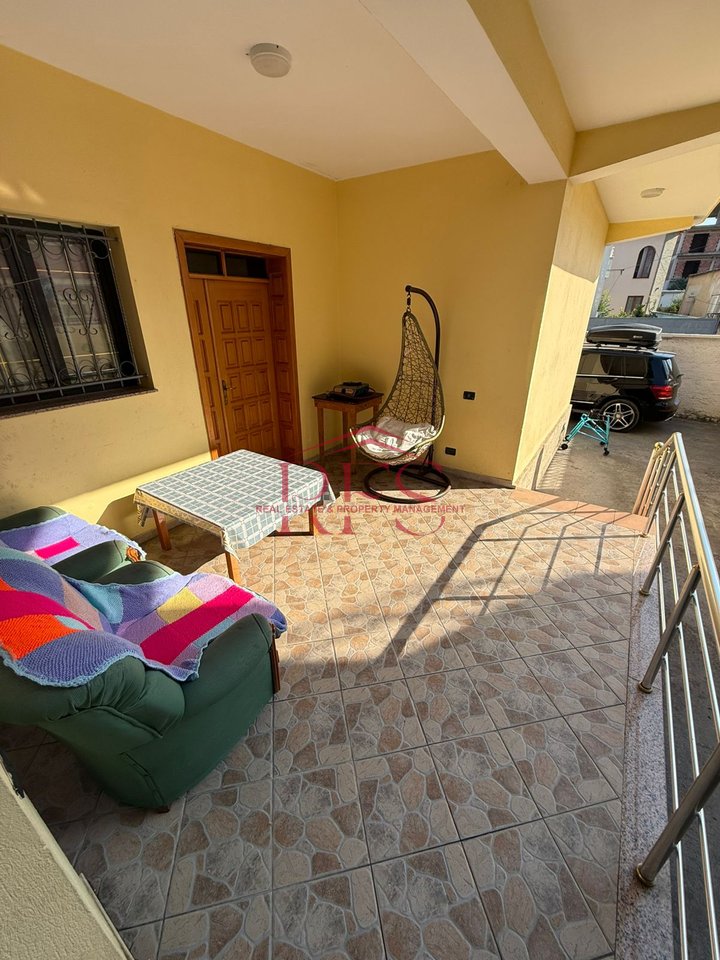 🏠 Appartamento al 1° piano | 2+1  
📍 Vicino a “Te Syri TV” – 100 metri giù per la via “Veli Dedi”  
🚽 1 Bagno  
🔒 Casa privata  

🎯 Solo per studenti – non per famiglie  
💶 Prezzo: 450 euro