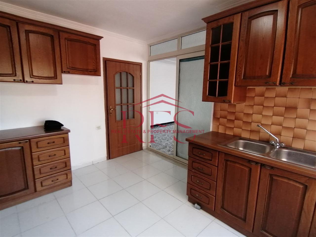 Qira – Apartament 3+1, Rruga Islam Alla, Rr.KAVAJES Tiranë 
💰 50,000 LEK / muaj